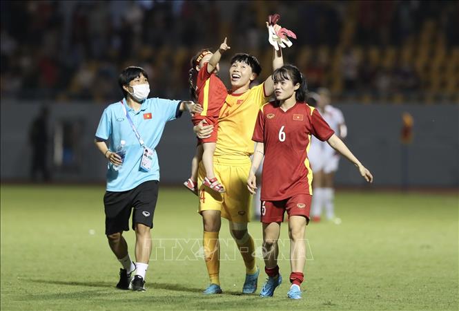 Thủ môn Kim Thanh và các cầu thủ đội tuyển nữ Việt Nam ăn mừng chiến thắng. Ảnh: Hoàng Linh - TTXVN