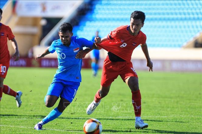 Singapore's striker Muhammad Bin Mohammad Akbar (10) strives to control the ball. VNA Photo