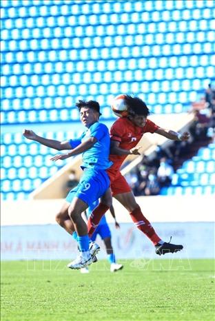 A combat for the ball in the air. VNA Photo