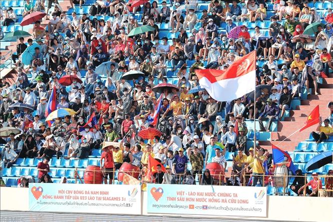 Vietnamese spectators join Thai and Cambodian fans to cheer up the players at Thien Truong stadium. VNA Photo