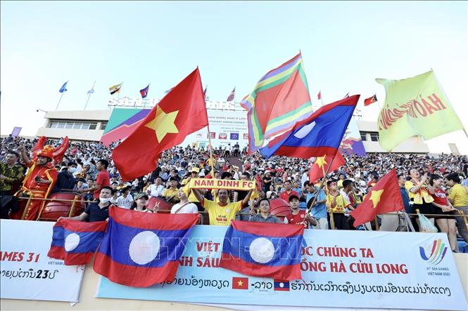 Vietnamese fans cheer up the players at Thien Truong stadium, VNA Photo