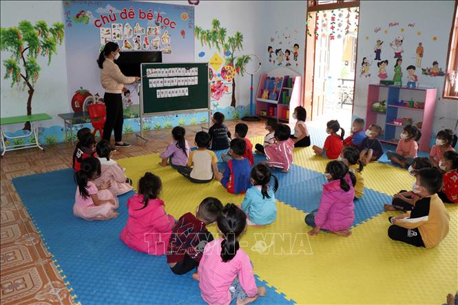 Trong ảnh: Sau khi sáp nhập, Trường mầm non Hoa Ban (xã Mường Và, huyện Sốp Cộp) đã không còn đạt chuẩn quốc gia như trước vì quy mô số nhóm lớp quá lớn. Ảnh: Hữu Quyết - TTXVN