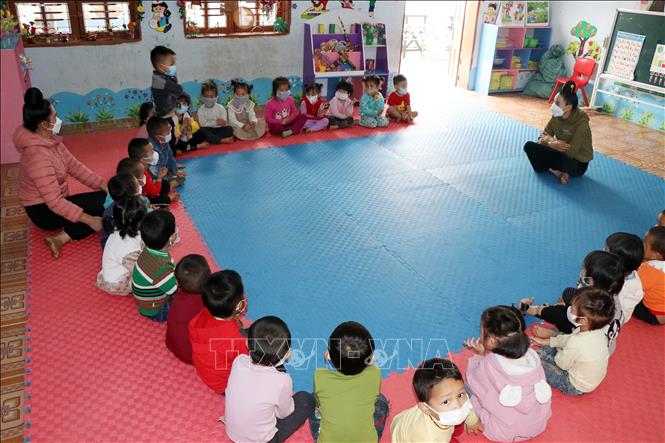 Trong ảnh: Sau khi sáp nhập, Trường mầm non Hoa Ban (xã Mường Và, huyện Sốp Cộp) đã không còn đạt chuẩn quốc gia như trước vì quy mô số nhóm lớp quá lớn. Ảnh: Hữu Quyết - TTXVN 