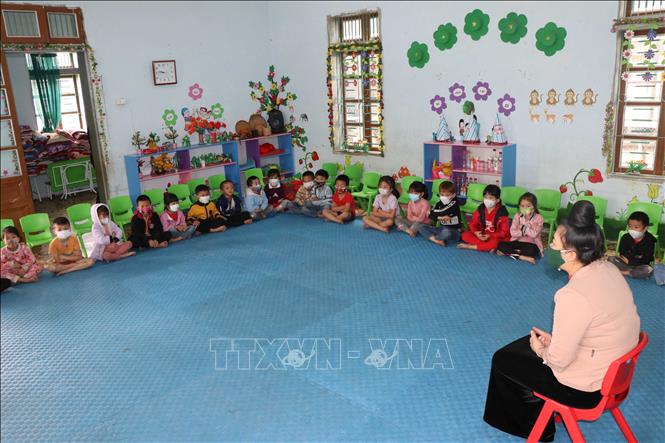 Trong ảnh: Giờ học của cô và trò Trường mầm non Hoa Ban (xã Mường Và, huyện Sốp Cộp). Ảnh Hữu Quyết - TTXVN  