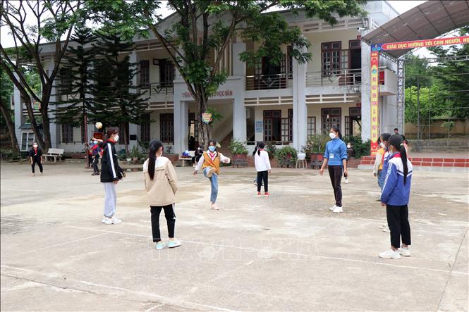 Trong ảnh: Giờ học thể dục của thầy và trò Trường tiểu học và trung học cơ sở Mường Và (huyện Sốp Cộp). Ảnh Hữu Quyết - TTXVN 