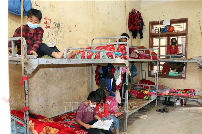 Trong ảnh: Phòng ở bán trú cho học sinh Trường tiểu học và trung học cơ sở Mường Và (huyện Sốp Cộp) chật hẹp, hiện đã xuống cấp. Ảnh Hữu Quyết - TTXVN
