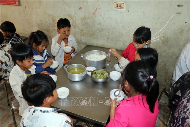 Trong ảnh: Cơ sở vật chất phục vụ ăn bán trú cho học sinh Trường tiểu học và trung học cơ sở Mường Và (huyện Sốp Cộp) còn nhiều thiếu thốn. Ảnh Hữu Quyết - TTXVN