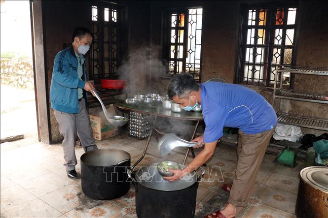 Trong ảnh: Nhân viên Trường tiểu học và trung học cơ sở Mường Và (huyện Sốp Cộp) chuẩn bị bữa ăn bán trú cho học sinh. Ảnh Hữu Quyết - TTXVN