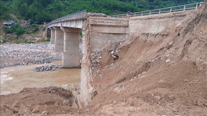 Trong ảnh: Mố cầu Khỉ và một nhịp cầu bị hư hỏng hoàn toàn. Ảnh: Đoàn Hữu Trung-TTXVN