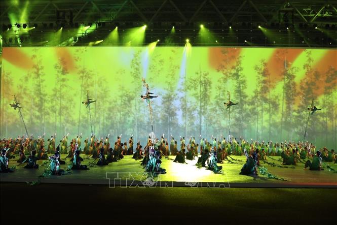 An art performance ‘Vietnam’s greetings’ at the SEA Games 31 opening ceremony. VNA Photo