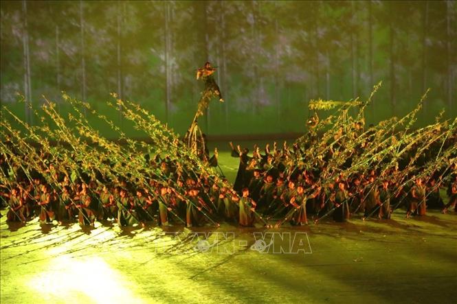 An art performance ‘Vietnam’s greetings’ at the SEA Games 31 opening ceremony. VNA Photo