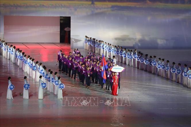 Đoàn thể thao Campuchia diễu hành tại SVĐ Quốc gia Mỹ Đình trong Lễ khai mạc SEA Games 31. Ảnh: Phạm Hậu-TTXVN