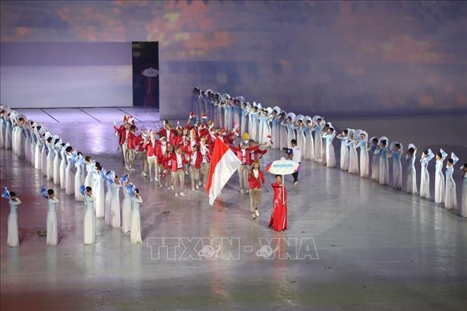 Đoàn thể thao Indonesia diễu hành tại SVĐ Quốc gia Mỹ Đình trong Lễ khai mạc SEA Games 31. Ảnh: Phạm Hậu-TTXVN