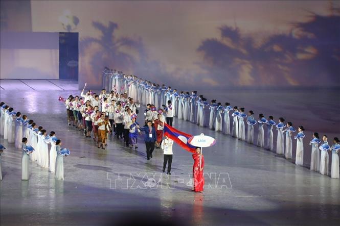 Đoàn thể thao Lào diễu hành tại SVĐ Quốc gia Mỹ Đình trong Lễ khai mạc SEA Games 31. Ảnh: Phạm Hậu-TTXVN