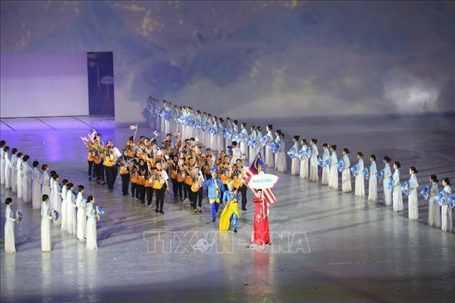 Đoàn thể thao Malaysia diễu hành tại SVĐ Quốc gia Mỹ Đình trong Lễ khai mạc SEA Games 31. Ảnh: Phạm Hậu-TTXVN