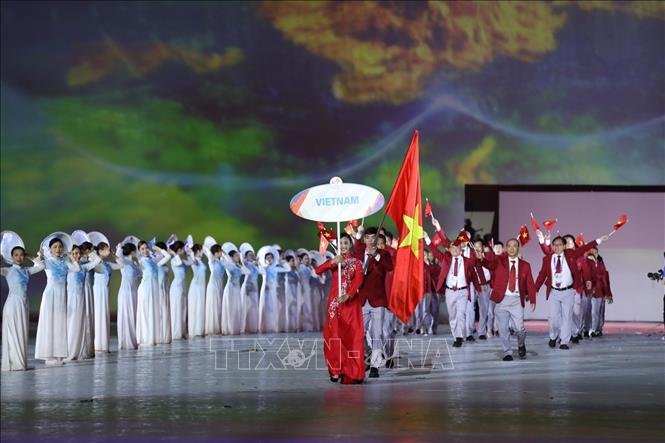 Đoàn thể thao Việt Nam diễu hành tại SVĐ Quốc gia Mỹ Đình trong Lễ khai mạc SEA Games 31. Người cầm cờ của Đoàn là VĐV bơi lội Nguyễn Huy Hoàng. Ảnh: TTXVN