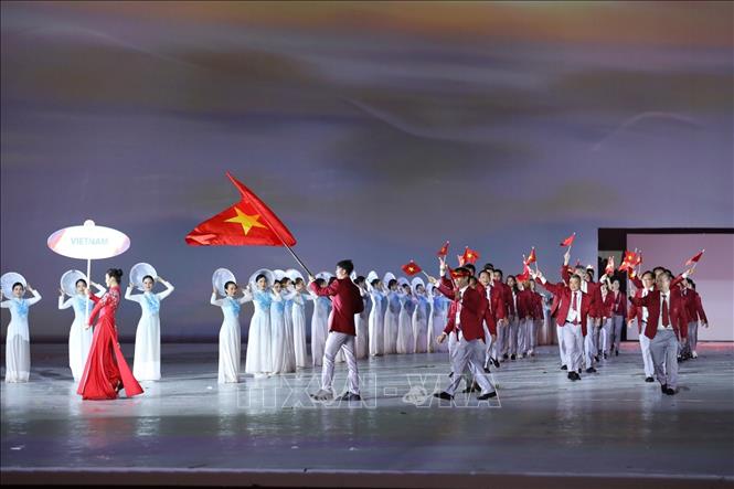 Đoàn thể thao Việt Nam diễu hành tại SVĐ Quốc gia Mỹ Đình trong Lễ khai mạc SEA Games 31. Người cầm cờ của Đoàn là VĐV bơi lội Nguyễn Huy Hoàng. Ảnh: TTXVN