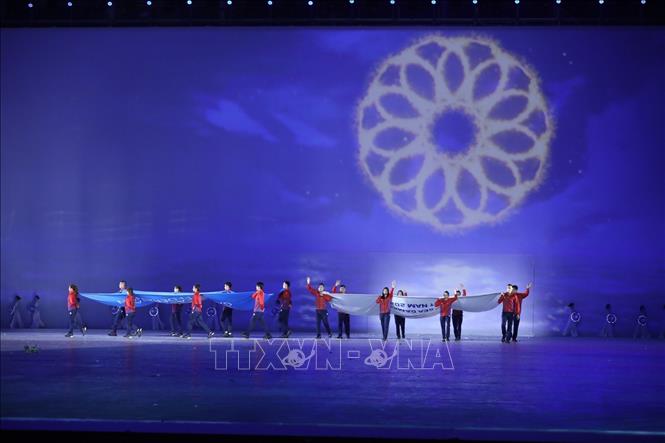 Các VĐV tiêu biểu rước cờ Liên đoàn thể thao Đông Nam Á và cờ SEA Games. Ảnh: TTXVN