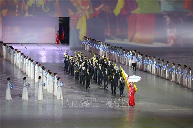 Đoàn thể thao Brunei diễu hành tại SVĐ Quốc gia Mỹ Đình trong Lễ khai mạc SEA Games 31. Ảnh: TTXVN