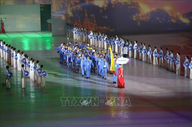 Đoàn thể thao Myanmar diễu hành tại SVĐ Quốc gia Mỹ Đình trong Lễ khai mạc SEA Games 31. Ảnh: Phạm Hậu-TTXVN
