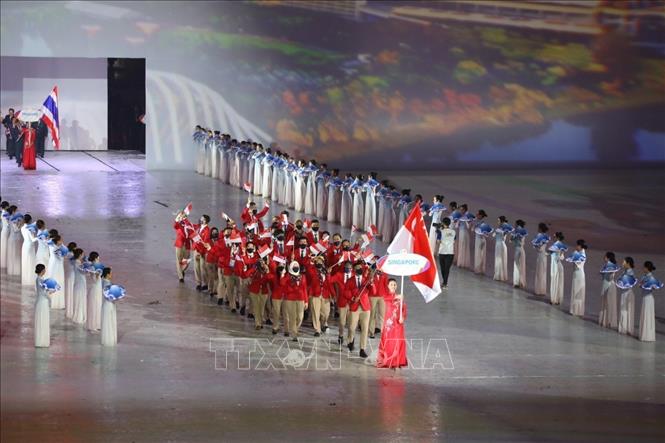 Đoàn thể thao Singapore diễu hành tại SVĐ Quốc gia Mỹ Đình trong Lễ khai mạc SEA Games 31. Ảnh: Phạm Hậu-TTXVN