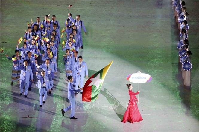 Đoàn thể thao Myanmar diễu hành tại SVĐ Quốc gia Mỹ Đình trong Lễ khai mạc SEA Games 31. Ảnh: TTXVN