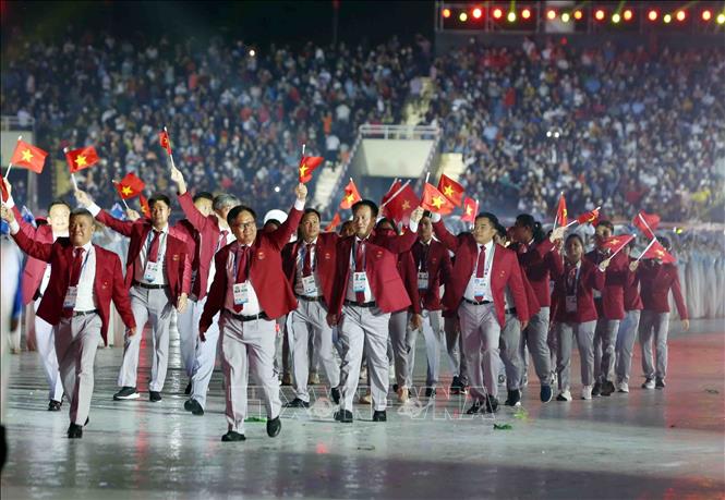 Đoàn thể thao Việt Nam diễu hành tại SVĐ Quốc gia Mỹ Đình trong Lễ khai mạc SEA Games 31. Ảnh: TTXVN