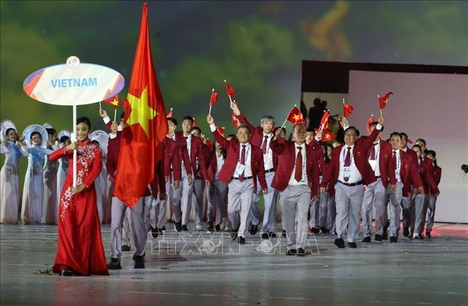 Đoàn thể thao Việt Nam diễu hành tại SVĐ Quốc gia Mỹ Đình trong Lễ khai mạc SEA Games 31. Ảnh: TTXVN