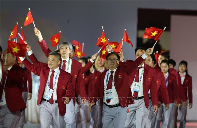 Đoàn thể thao Việt Nam diễu hành tại SVĐ Quốc gia Mỹ Đình trong Lễ khai mạc SEA Games 31. Ảnh: TTXVN