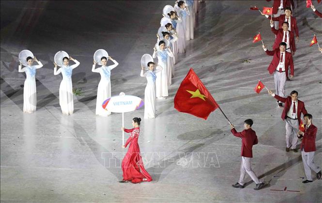 Đoàn thể thao Việt Nam diễu hành tại SVĐ Quốc gia Mỹ Đình trong Lễ khai mạc SEA Games 31. Ảnh: TTXVN