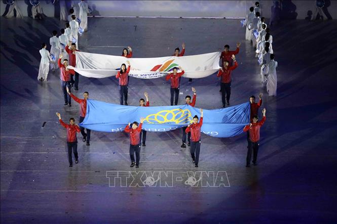 Các VĐV rước cờ Liên đoàn Thể thao Đông Nam Á và SEA Games. Ảnh: TTXVN