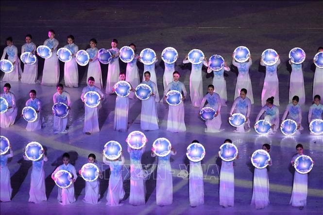 An art performance ‘Way to Vietnam’ at the SEA Games 31 opening ceremony. VNA Photo