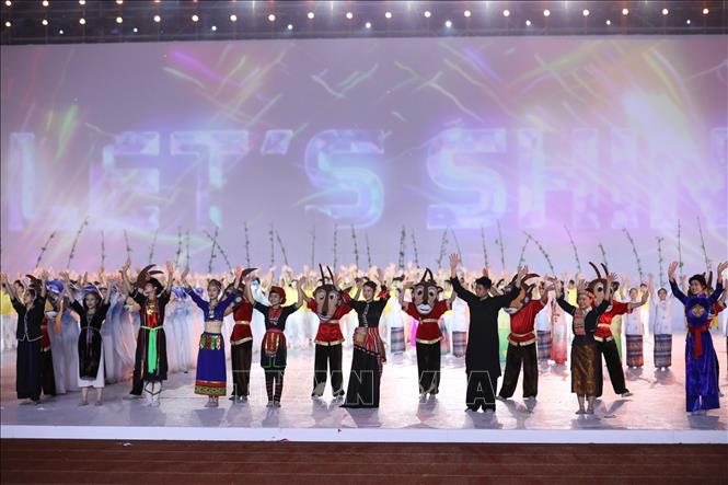 Đại diện các dân tộc của 13 tỉnh thành phía Bắc, nơi diễn ra các hoạt động thi đấu thể thao trong kỳ SEA Games 31 trình diễn tại lễ khai mạc. Ảnh: TTXVN