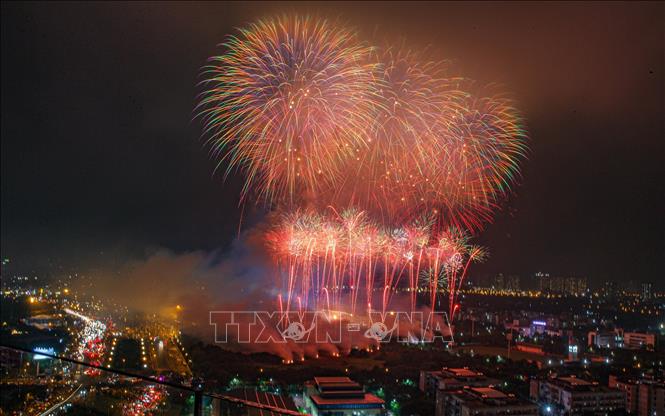 Màn bắn pháo hoa rực rỡ quanh SVĐ quốc gia Mỹ Đình, đánh dấu thời khắc khai mạc SEA Games 31. Ảnh: TTXVN