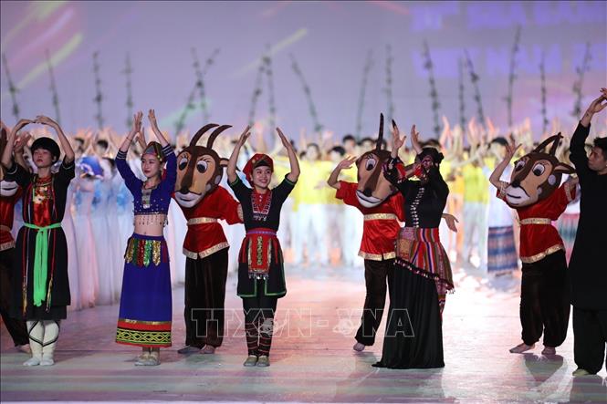 Đại diện các dân tộc của 13 tỉnh thành phía Bắc, nơi diễn ra các hoạt động thi đấu thể thao trong kỳ SEA Games 31 trình diễn tại lễ khai mạc. Ảnh: TTXVN