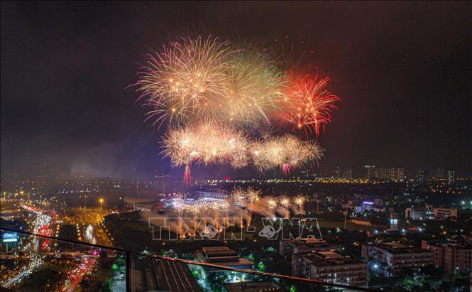 Màn bắn pháo hoa rực rỡ quanh SVĐ quốc gia Mỹ Đình, đánh dấu thời khắc khai mạc SEA Games 31. Ảnh: TTXVN