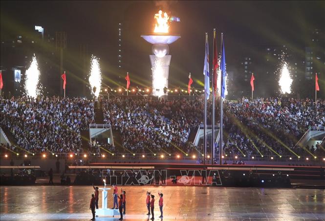 Đài đuốc SEA Games 31 bùng lửa sau khi VĐV điền kinh Quách Thị Lan châm lửa. Ảnh: TTXVN 