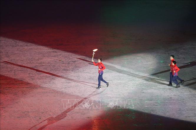 VĐV điền kinh Quách Thị Lan rước ngọn lửa SEA Games 31. Ảnh: TTXVN