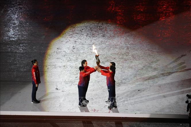 Các VĐV tiếp nhận ngọn lửa SEA Games 31. Ảnh: TTXVN