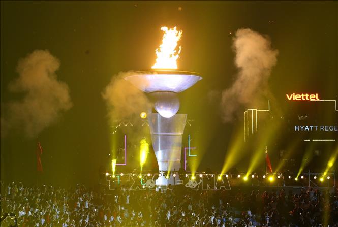 Ngọn đuốc chính thức của SEA Games 31 bừng sáng. Ảnh: TTXVN