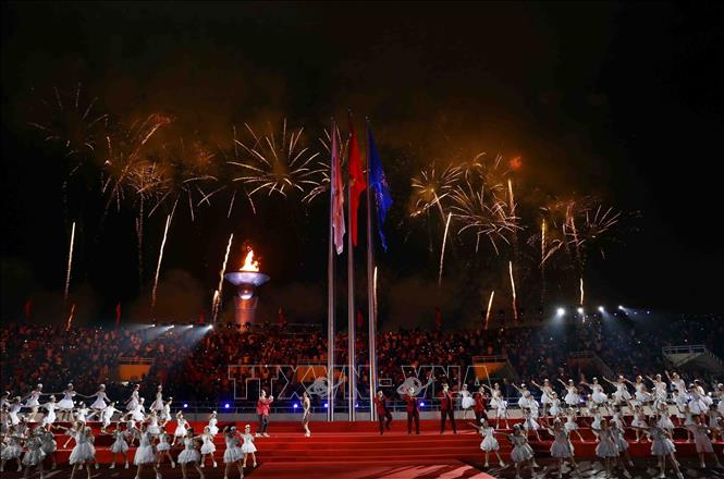 Vào thời khắc ngọn lửa thiêng SEA Games 31 được thắp lên cũng là lúc ca khúc chính thức “Let’s shine – Cùng tỏa sáng” vang lên trong một màn trình diễn “Thắp lửa SEA Games” ấn tượng, sôi động của linh vật SEA Games 31 – các chú Sao La và màn bắn pháo hoa rực rỡ, đánh dấu thời khắc khai mạc SEA Games 31. Ảnh: TTXVN
