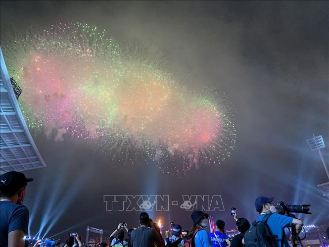 Màn bắn pháo hoa rực rỡ, đánh dấu thời khắc khai mạc SEA Games 31. Ảnh: TTXVN