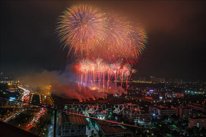 Màn pháo hoa rực rỡ tại lễ khai mạc. Ảnh: TTXVN