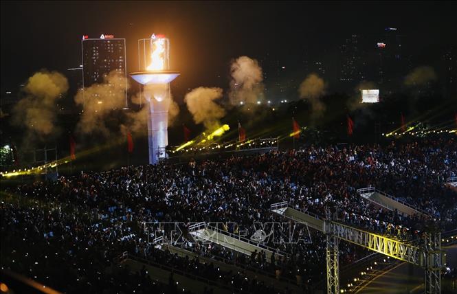 Ngọn lửa SEA Games 31 được thắp trên Sân vận động Mỹ Đình. Ảnh: TTXVN