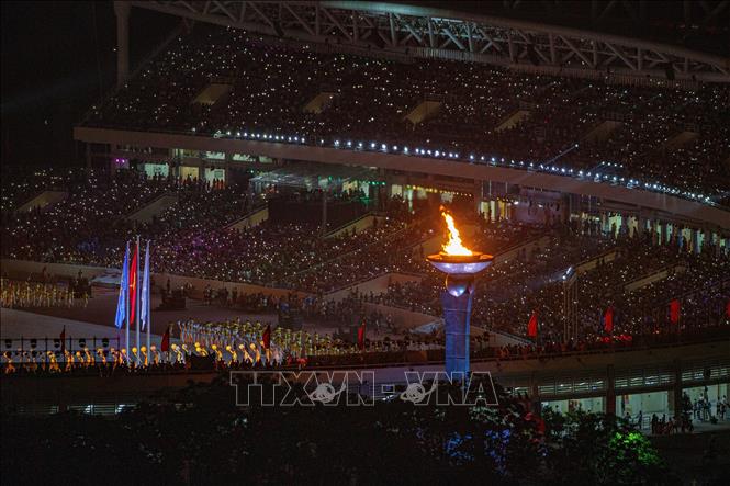 Ngọn lửa SEA Games 31 được thắp trên Sân vận động Mỹ Đình. Ảnh: TTXVN