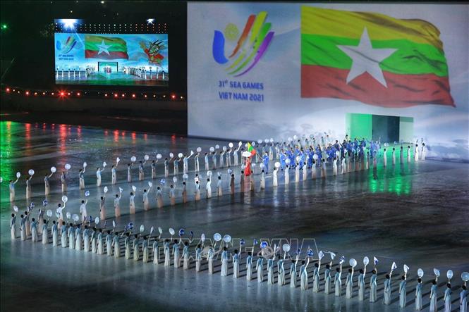 Màn biểu diễn mang tên “Đường đến Việt Nam” chào đón sự xuất hiện của Đoàn Thể thao Myanmar tiến vào lễ đài. Ảnh: TTXVN  