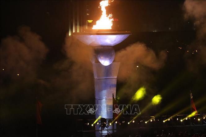 Ngọn lửa SEA Games 31 bừng cháy trên Sân vận động Mỹ Đình. Ảnh: TTXVN