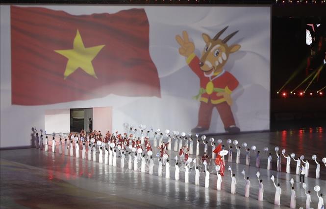 Màn biểu diễn mang tên “Đường đến Việt Nam” chào đón sự xuất hiện của Đoàn Thể thao Việt Nam tiến vào lễ đài. Ảnh: TTXVN    