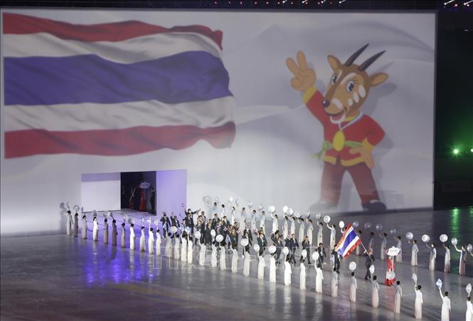 Màn biểu diễn mang tên “Đường đến Việt Nam” chào đón sự xuất hiện của Đoàn Thể thao Thái Lan tiến vào lễ đài. Ảnh: TTXVN    