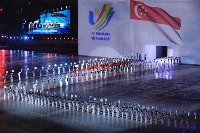 Màn biểu diễn mang tên “Đường đến Việt Nam” chào đón sự xuất hiện của Đoàn Thể thao Singapore tiến vào lễ đài. Ảnh: TTXVN     
